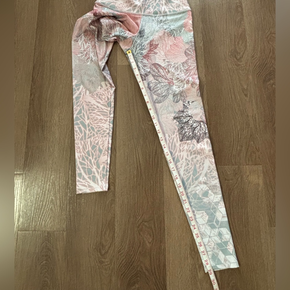 Onzie Pink and Gray Patterned High Rise Leggings, Size Small - Picture 5 of 8